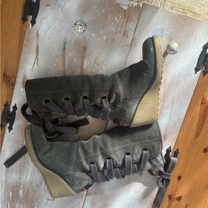 Trendy Black Lace-Up Wedge Boots